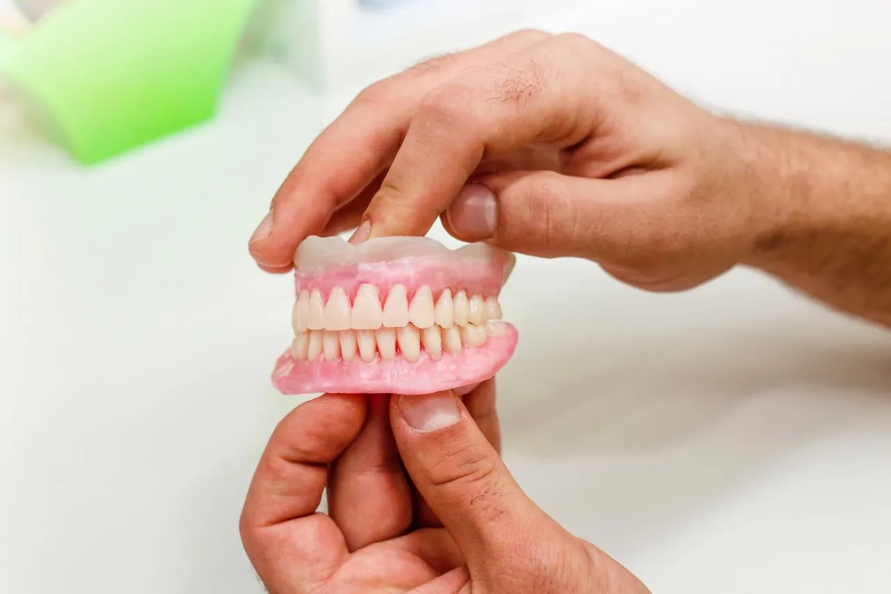 Full upper and lower dentures